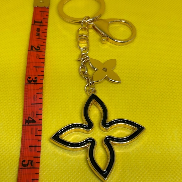 Gold Floral Pendant Keychain - Picture 3 of 5